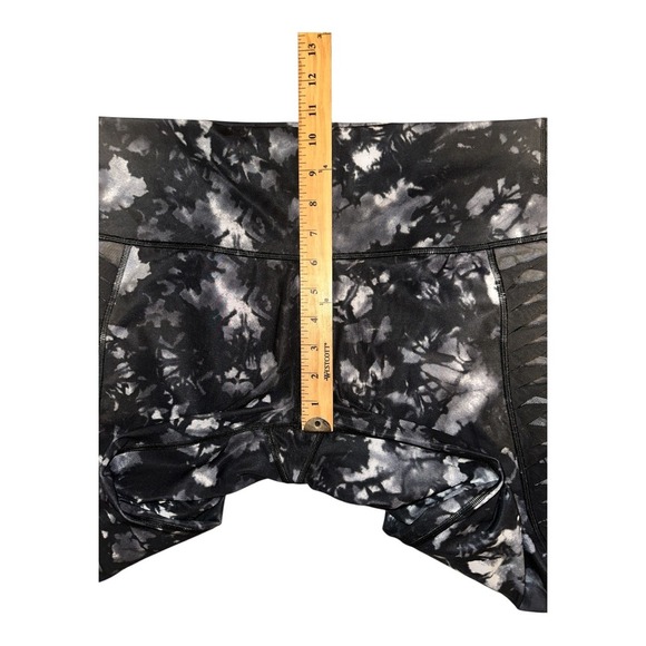 Lululemon Sunshine Saluatation Crop Black/White, Size 12 - Picture 8 of 11